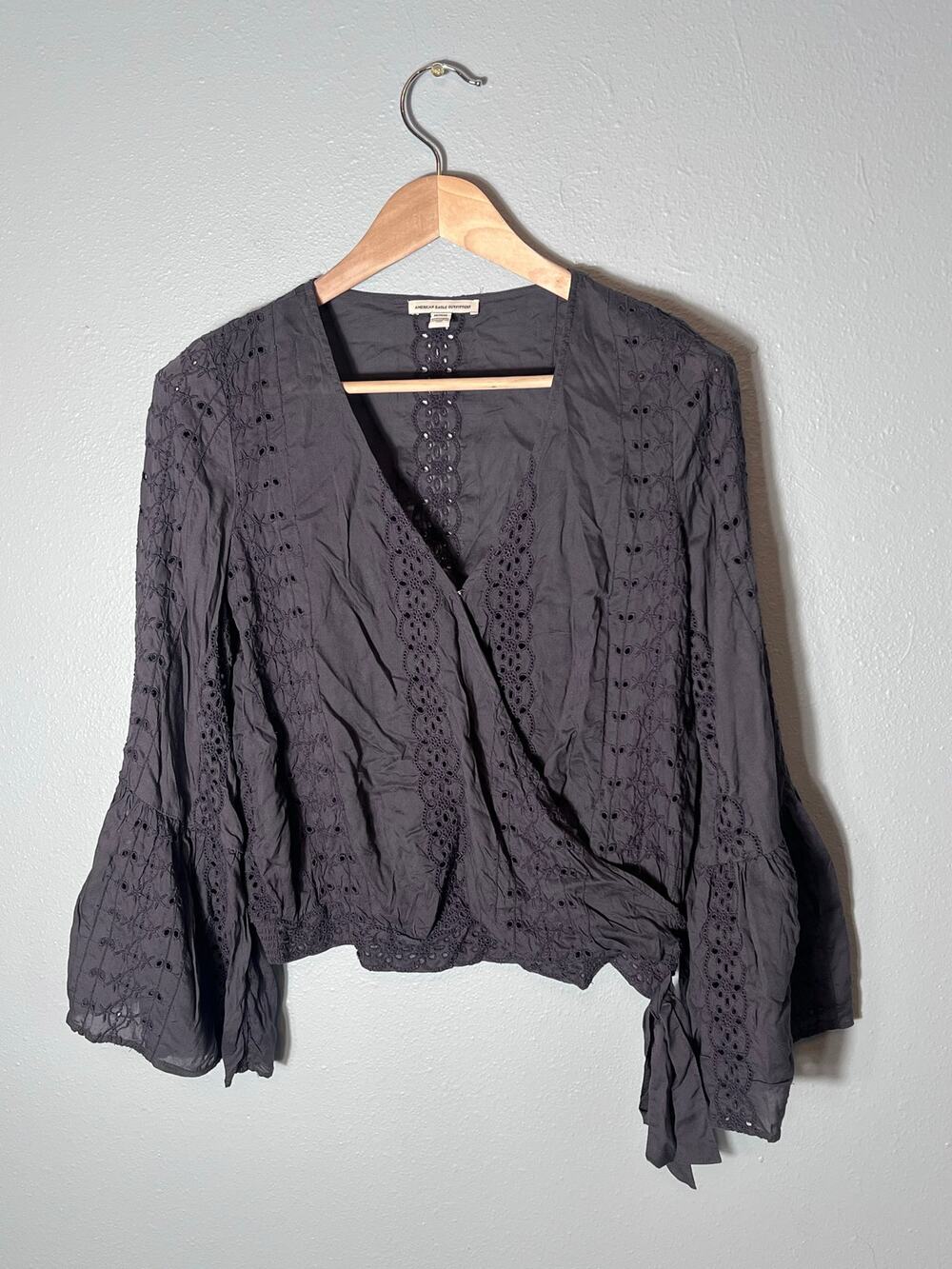 American Eagle Top Blouse Sz M Dark Gray Bell Sleeve Eyelet Lace Coquette Rodeo